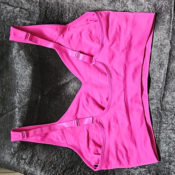 Puma sports bra XL pink in color - Picture 2 of 3